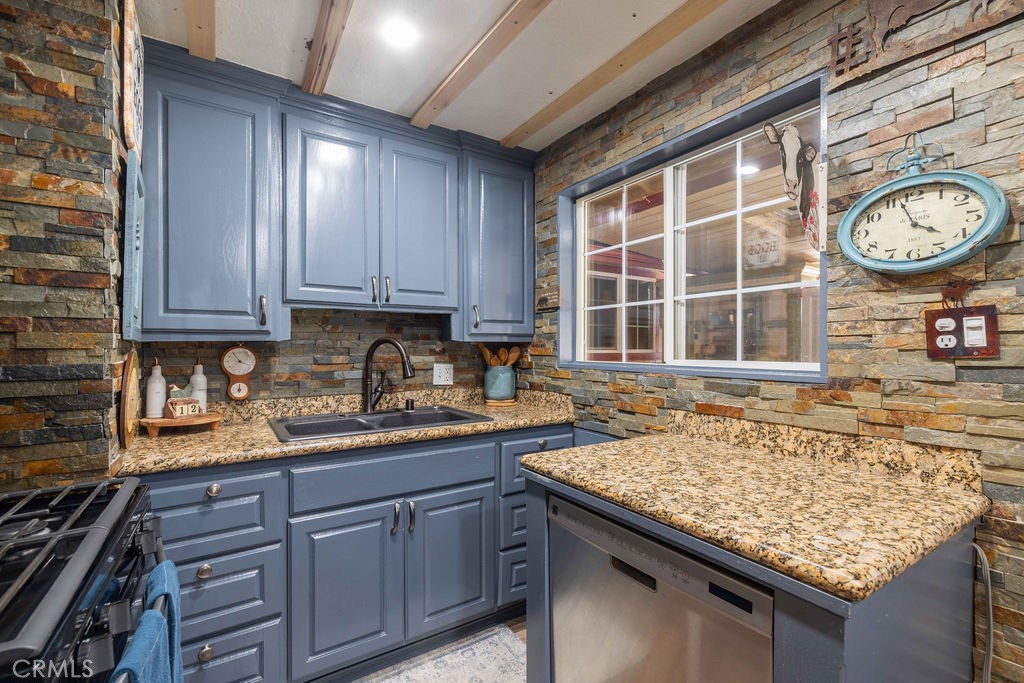 500 E Meadow Property Photo 12