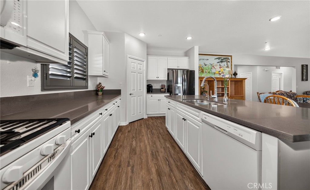 28611 Yarow Property Photo 1