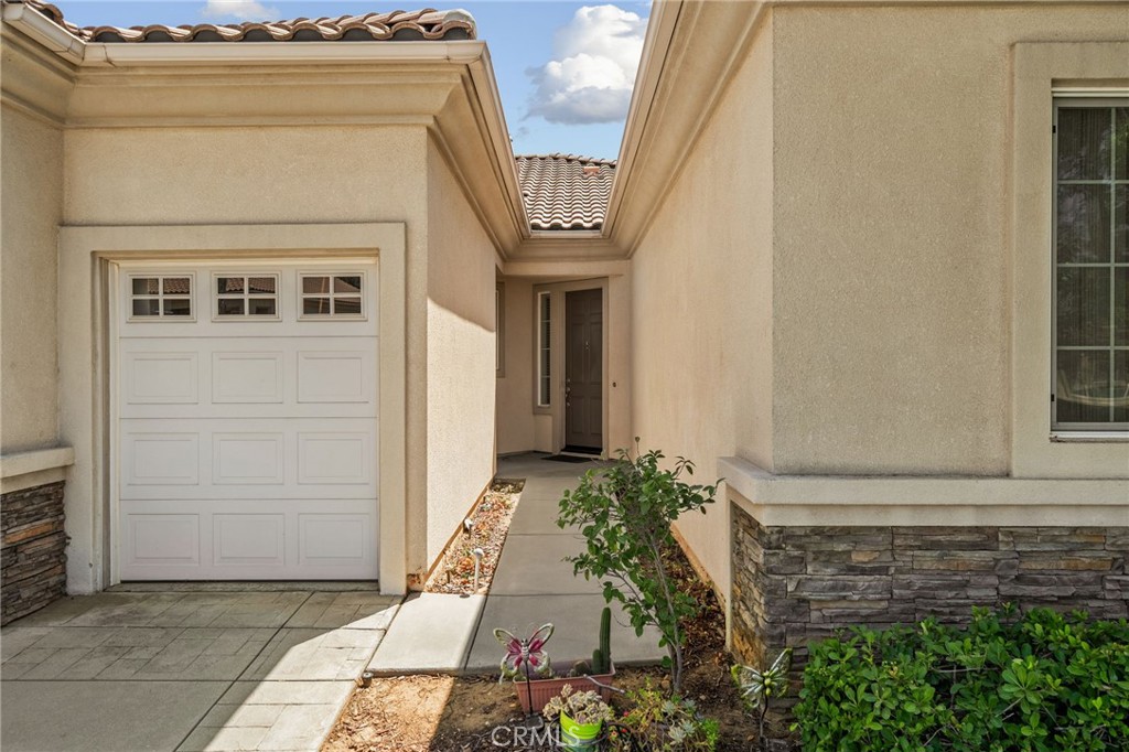 957 Avenal Property Photo 2