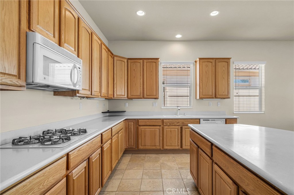 957 Avenal Property Photo 8