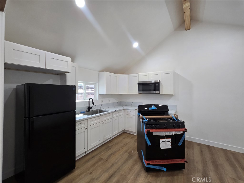 4728 Hillside A Property Photo 6