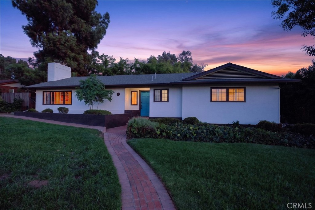 636 E Mariposa Property Photo 4