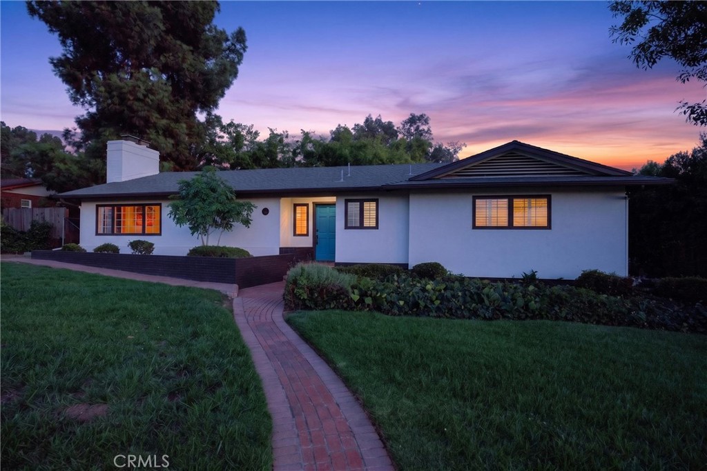 636 E Mariposa Property Photo 4