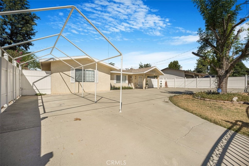 10611 Cherry Ave Property Photo 2