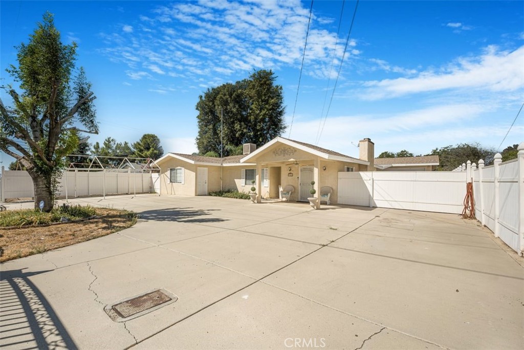 10611 Cherry Ave Property Photo 3