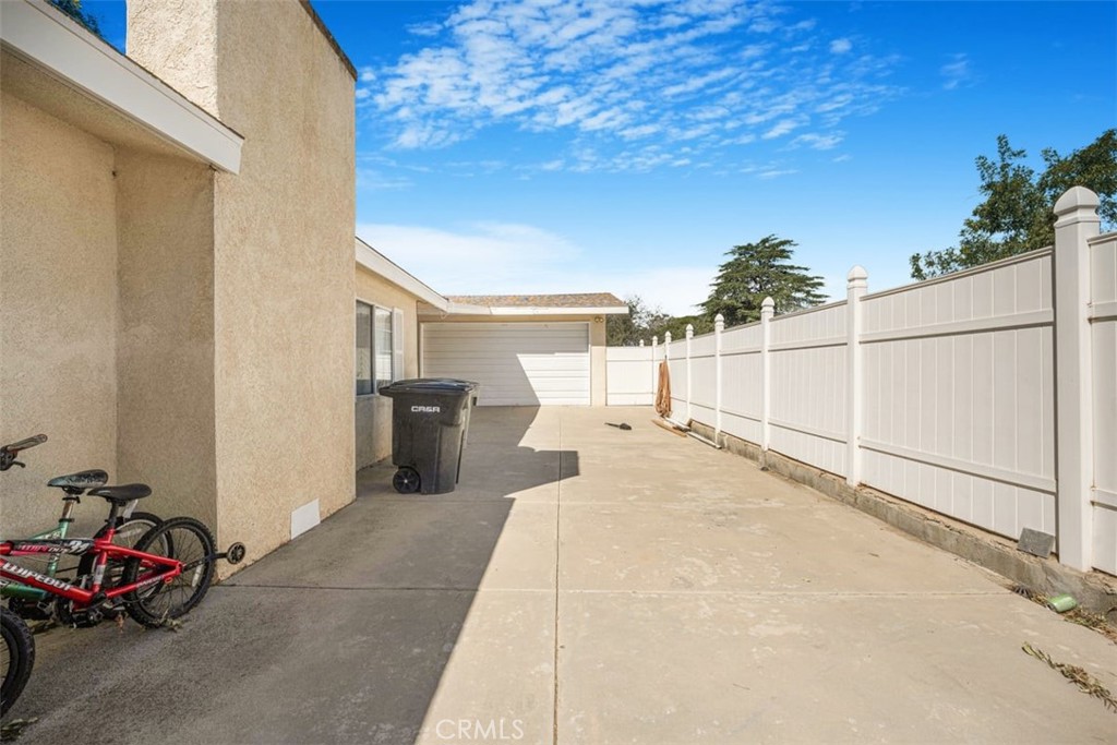 10611 Cherry Ave Property Photo 4