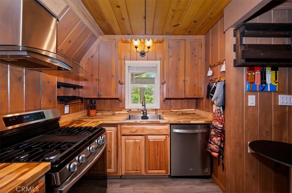 311 Hemlock Property Photo 10