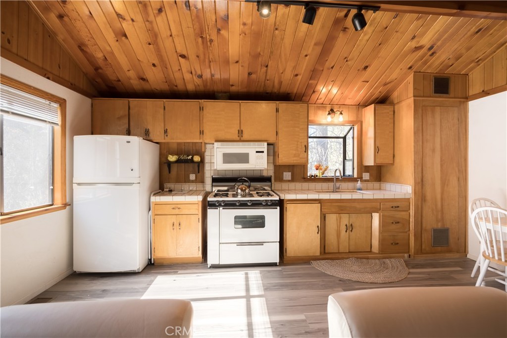 107 E Aeroplane Boulevard Property Photo 11