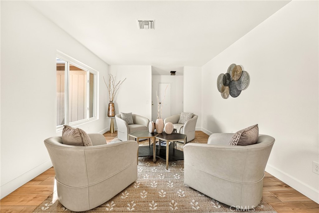 302 S San Mateo Street Property Photo 5