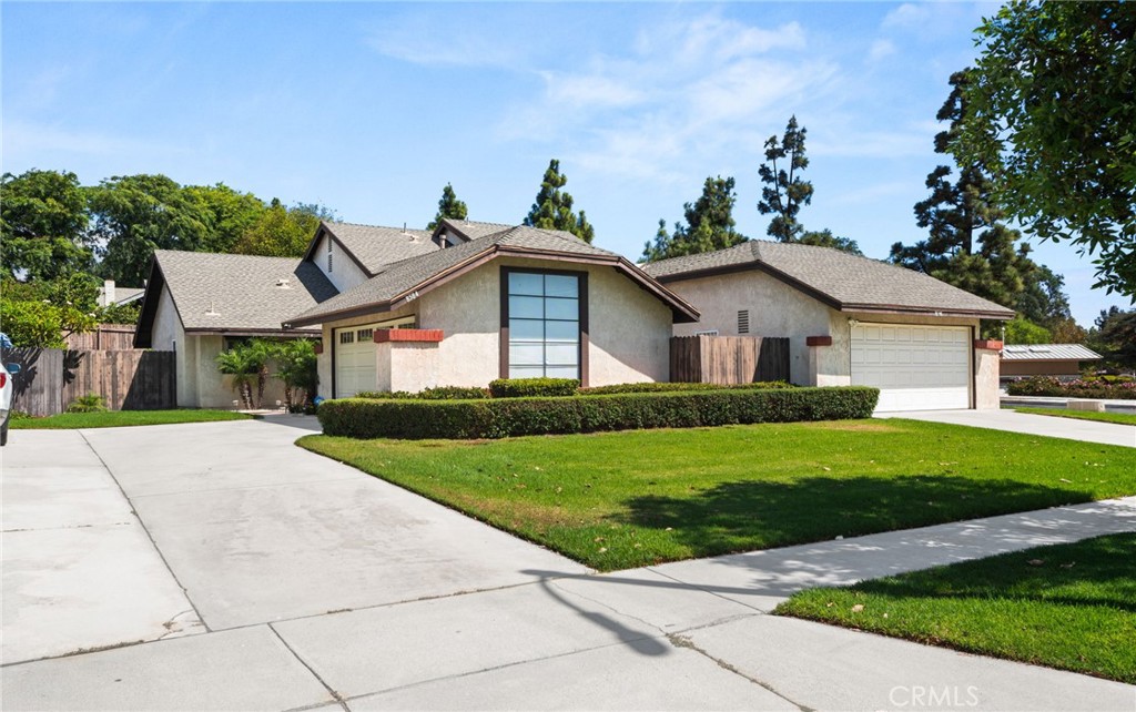 8584 Sandalwood Court Property Photo 3