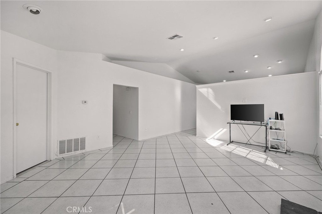 14422 Hillcrest Property Photo 4