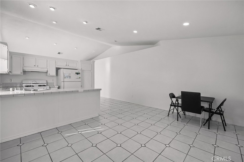14422 Hillcrest Property Photo 6
