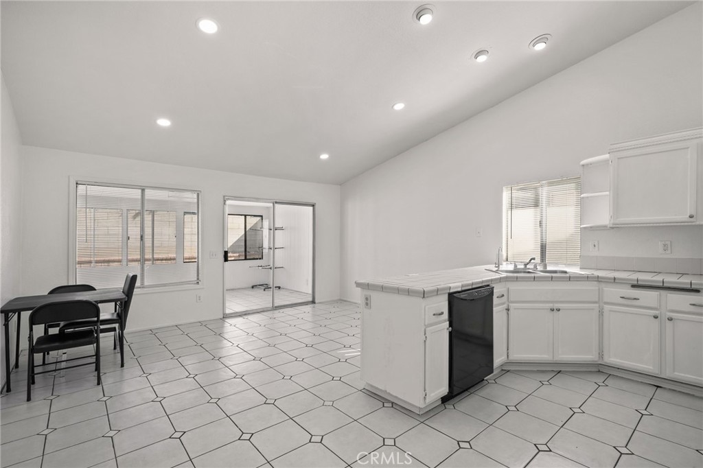 14422 Hillcrest Property Photo 7