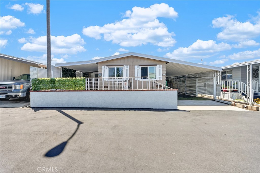 12618 3rd 37 Property Photo 3