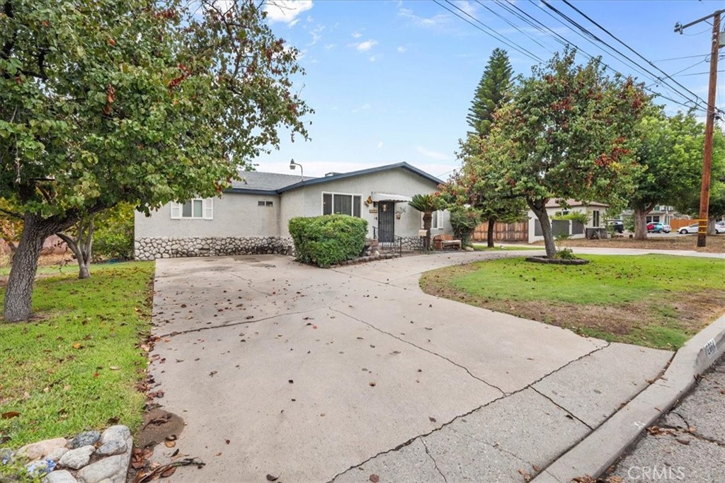 2664 Lawrence Avenue Property Photo 2