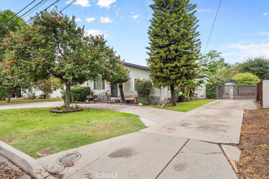 2664 Lawrence Avenue Property Photo 3