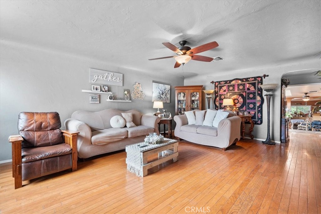 2664 Lawrence Avenue Property Photo 5