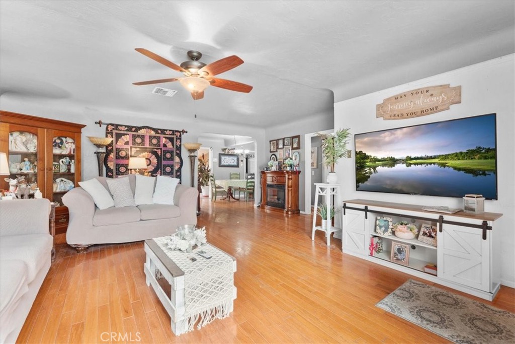 2664 Lawrence Avenue Property Photo 7