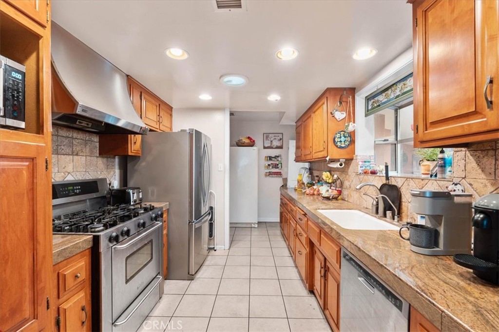 2664 Lawrence Avenue Property Photo 10