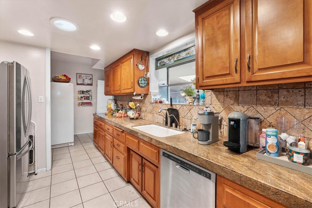 2664 Lawrence Avenue Property Photo 11