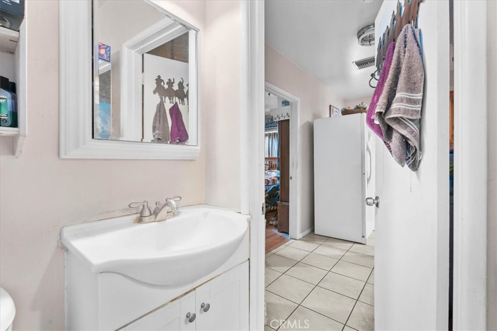 2664 Lawrence Avenue Property Photo 16