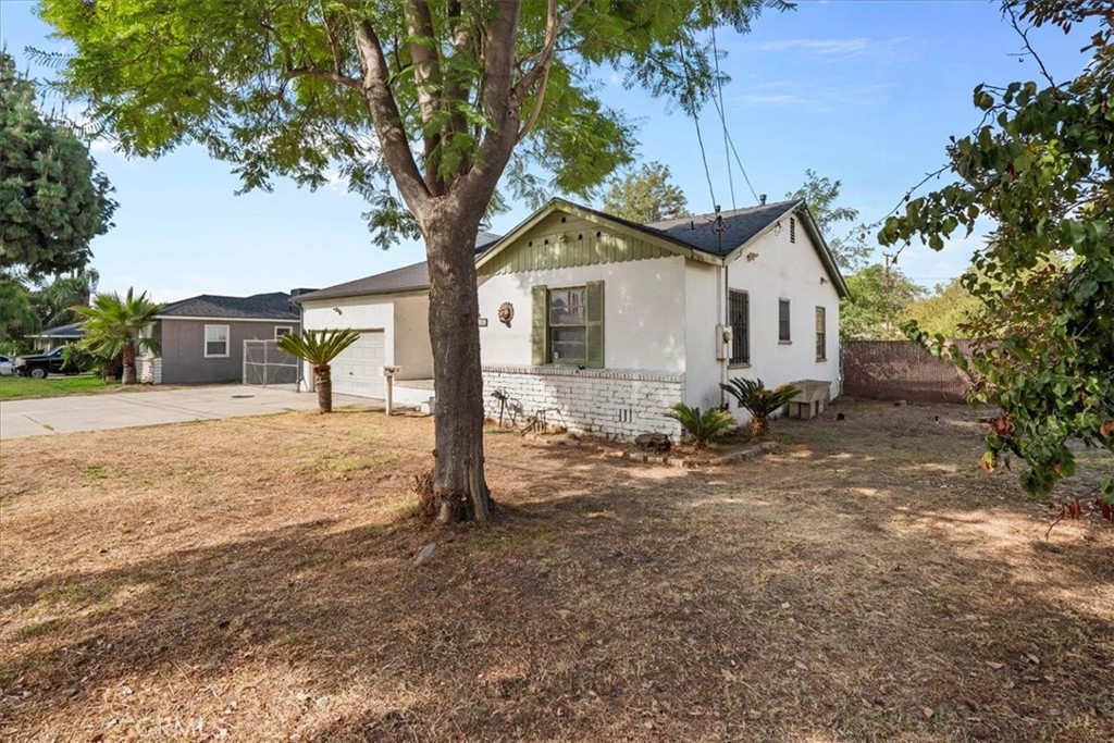 2628 Lawrence Ave Property Photo 3