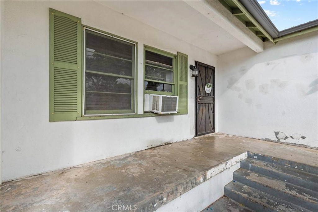 2628 Lawrence Ave Property Photo 4