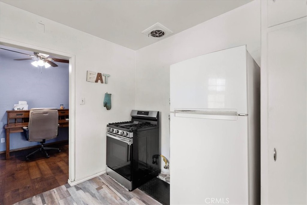 2628 Lawrence Ave Property Photo 15