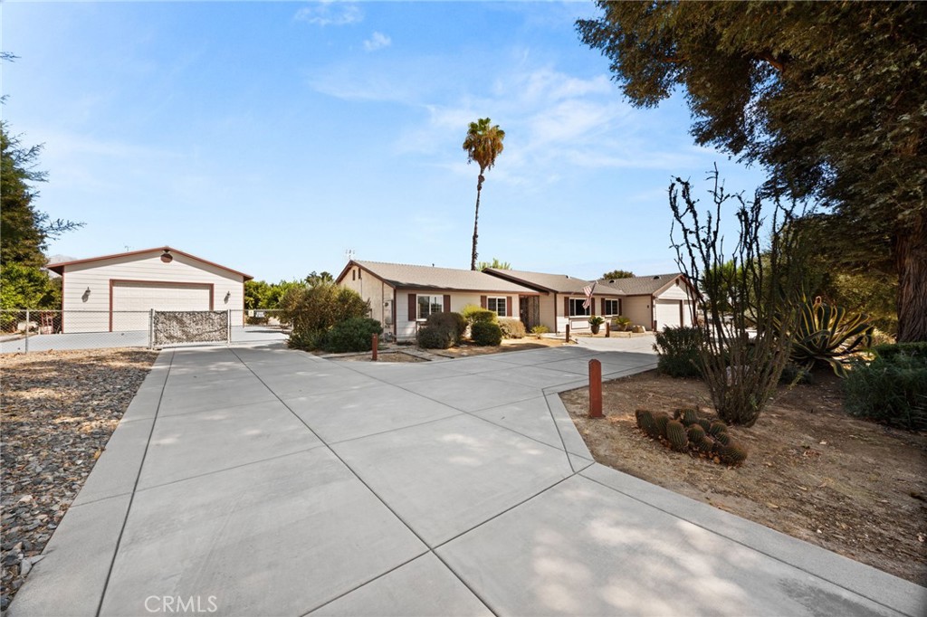 12283 Thomas Lane Property Photo 1