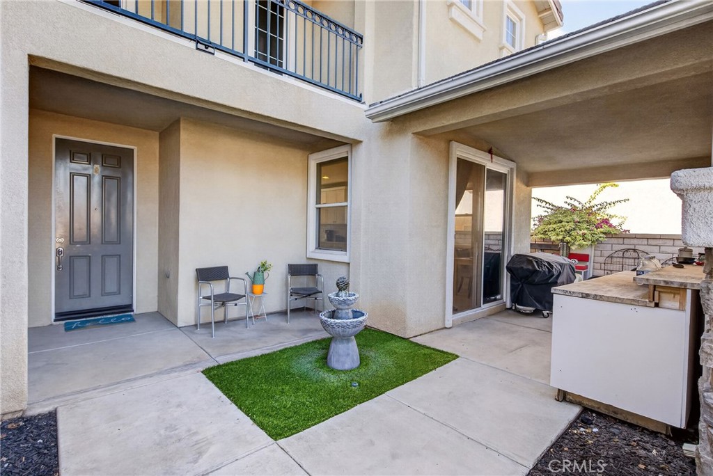 2420 S Vicentia Avenue Property Photo 3