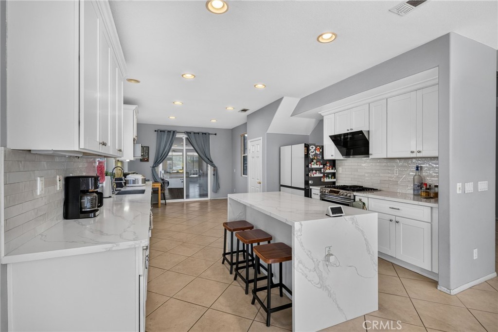 2420 S Vicentia Avenue Property Photo 4