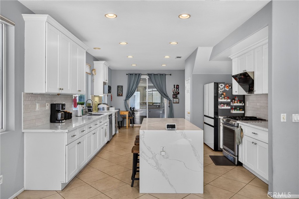 2420 S Vicentia Avenue Property Photo 6
