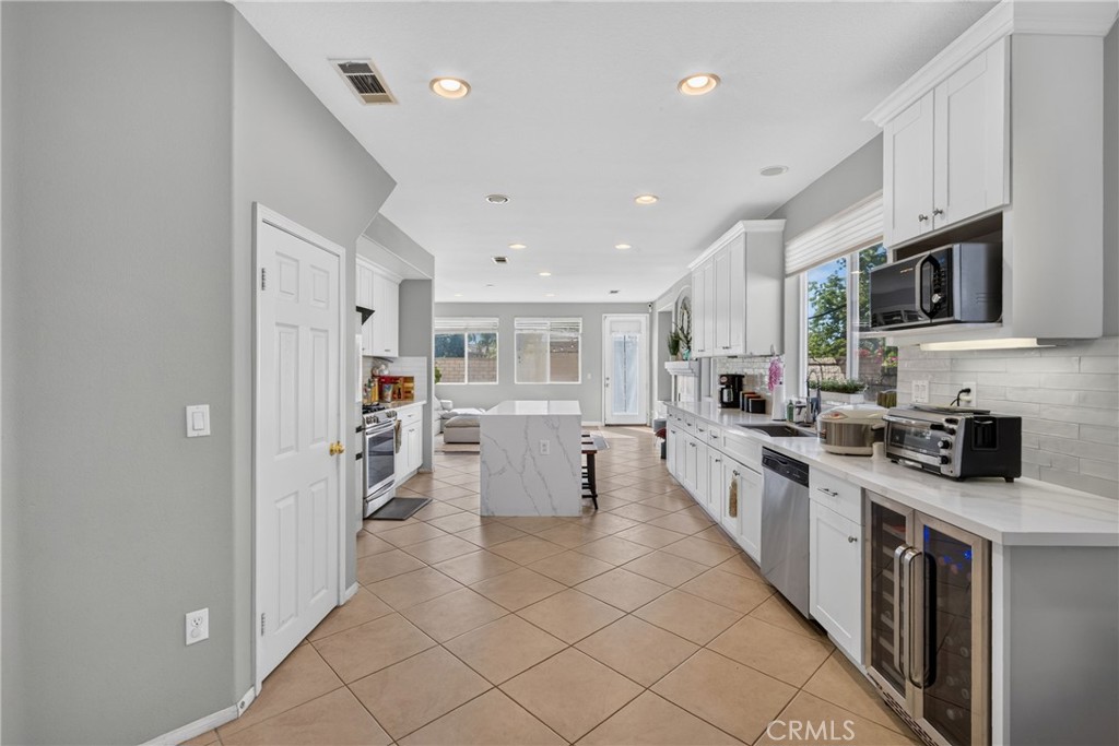 2420 S Vicentia Avenue Property Photo 7