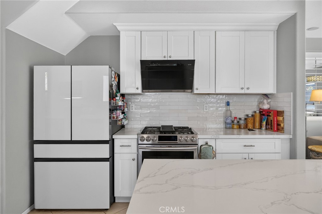 2420 S Vicentia Avenue Property Photo 8