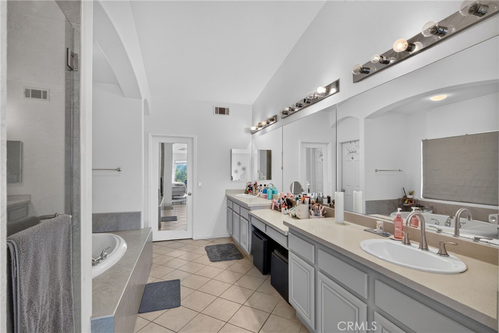 2420 S Vicentia Avenue Property Photo 14