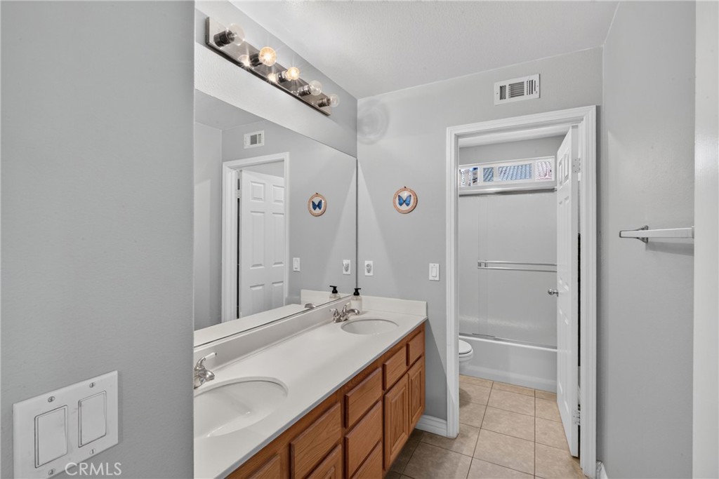 2420 S Vicentia Avenue Property Photo 15