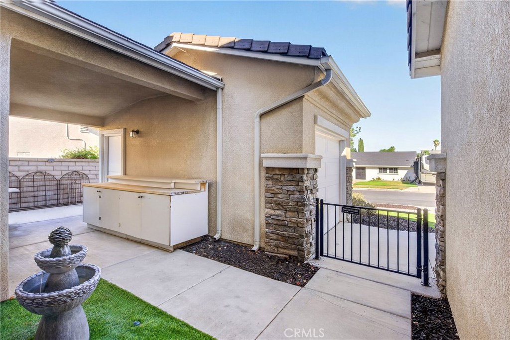 2420 S Vicentia Avenue Property Photo 19