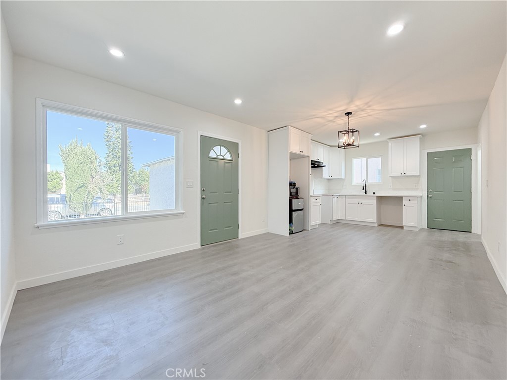 213 N Broadacres Avenue Property Photo 4
