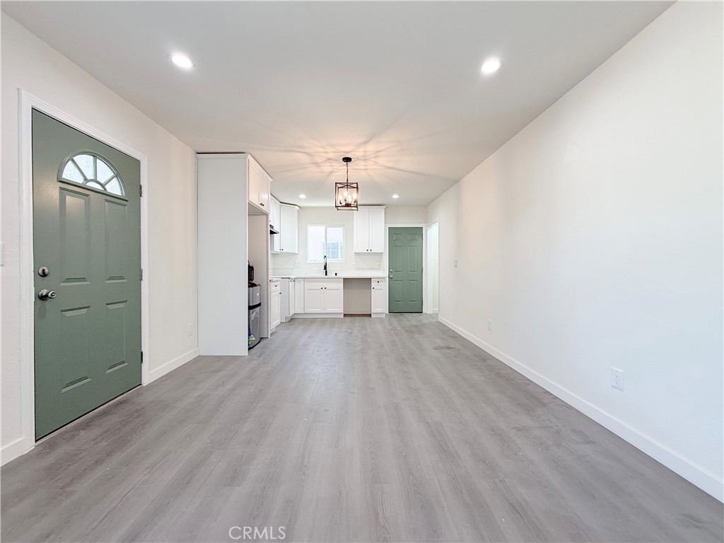 213 N Broadacres Avenue Property Photo 6