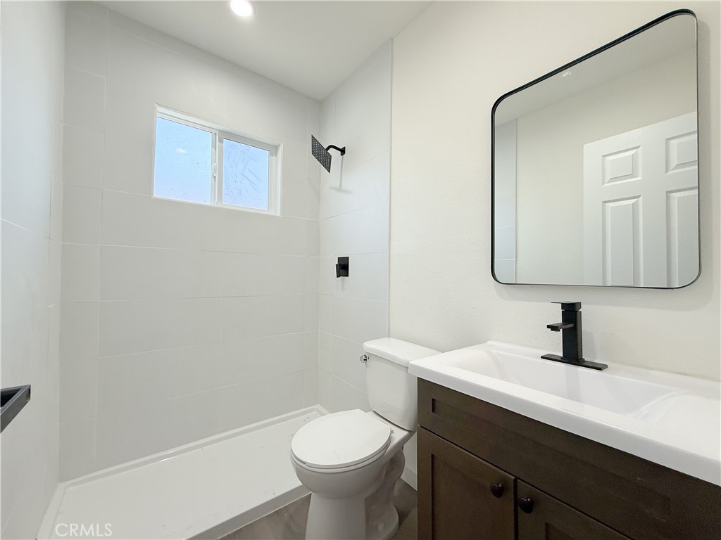 213 N Broadacres Avenue Property Photo 15
