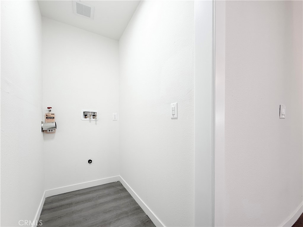 213 N Broadacres Avenue Property Photo 17