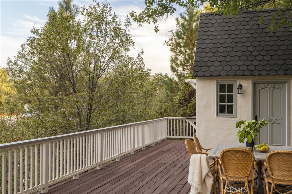 1079 Sherwood Property Photo 12
