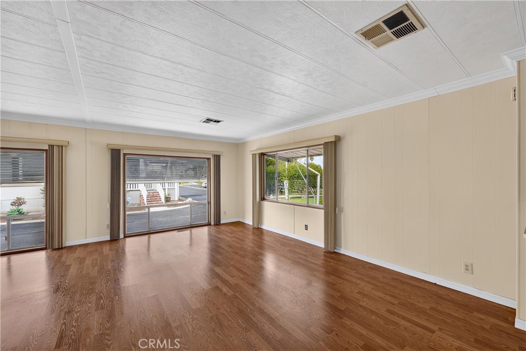 1365 Thornwood Square Property Photo 4