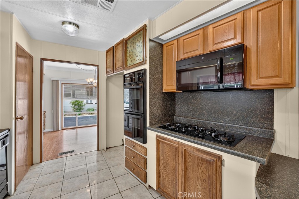 1365 Thornwood Square Property Photo 7