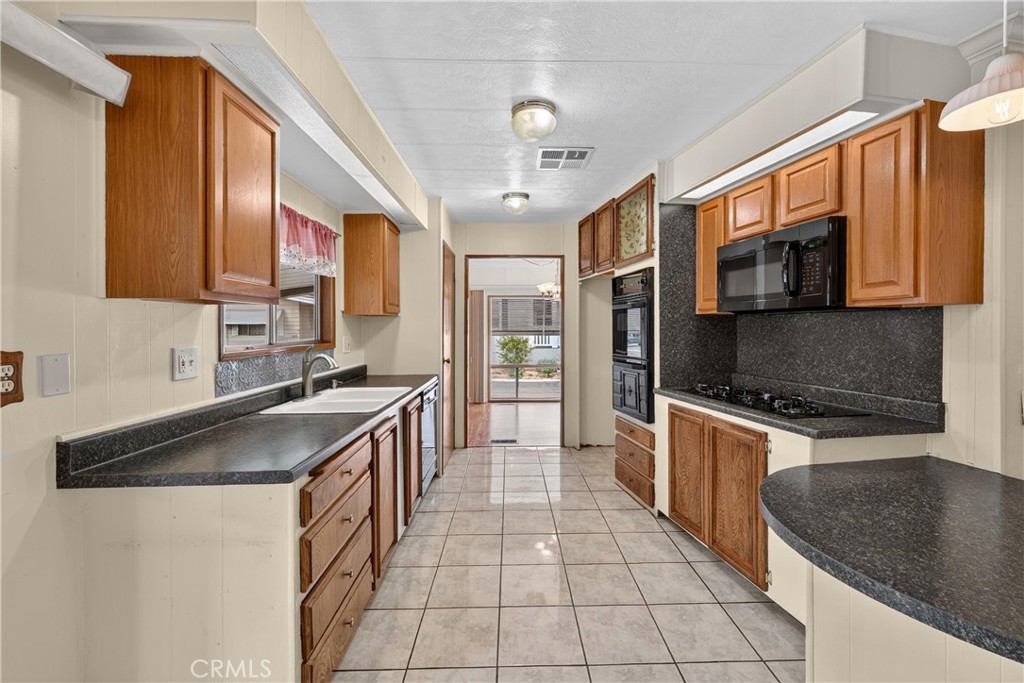 1365 Thornwood Square Property Photo 8