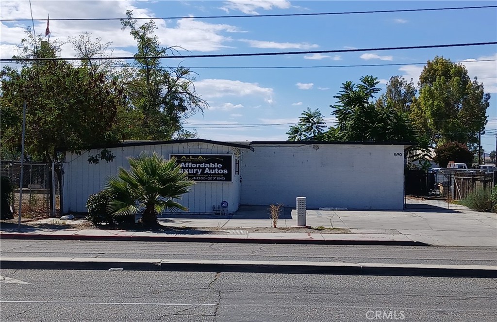 690 W Esplanade Avenue Property Photo 1