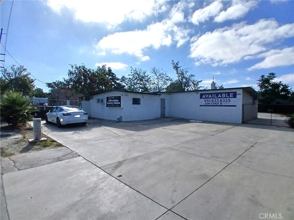 690 W Esplanade Avenue Property Photo 1