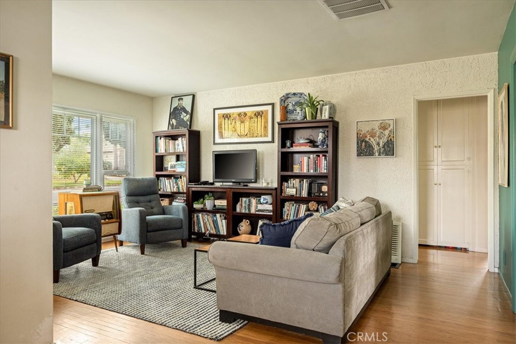 326 Bond Property Photo 6