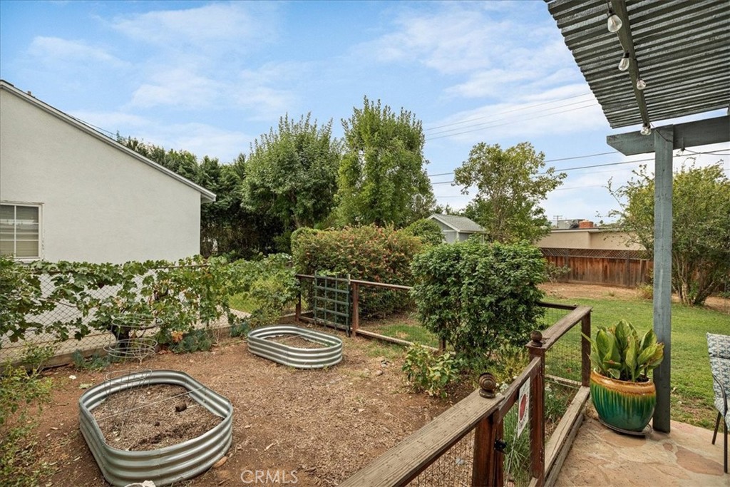 326 Bond Property Photo 20