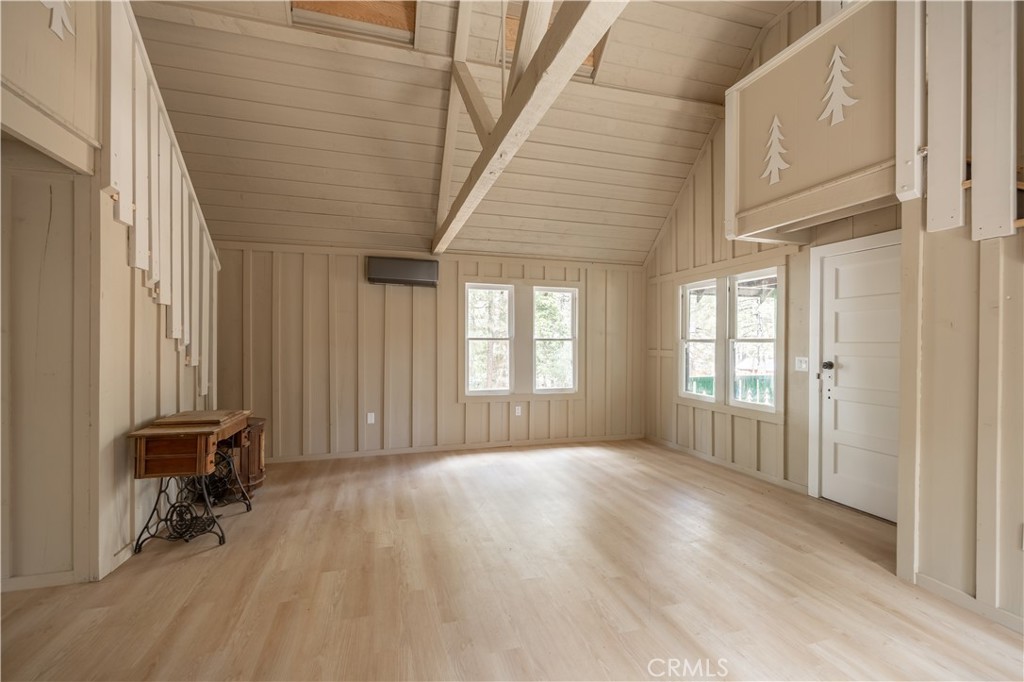 512 W Rainbow Property Photo 8